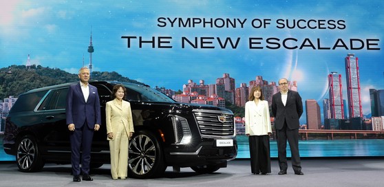 韓国ＧＭは１６日に京畿道光明市のアイベックススタジオで開いたキャデラックの大型ＳＵＶ「ザ・ニュー・エスカレード」の発売行事を開催した。左端がヘクター・ビジャレアルＧＭ韓国社長。この日韓国ＧＭは韓国撤収説を一蹴した。［写真　ニュース１］
