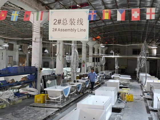 中国広東省仏山市のある浴槽工場が米国関税の影響で輸出の注文が大幅に減少し、生産ラインがほぼストップした。仏山＝イ・トソン特派員
