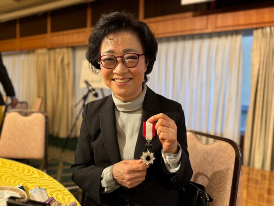 ２００１年線路に落ちた日本人を助けて命を失った李秀賢さんの母親、辛潤賛（シン・ユンチャン）さんが日本政府から受章した勲章を見せている。秀賢さんの父親に続いて母親も勲章を受けた。キム・ヒョンイェ特派員