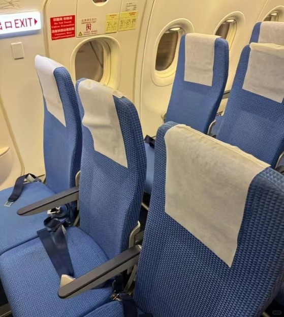 背もたれの厚さが半分に薄くなった飛行機の座席。［写真　ミラメディア　キャプチャー］
