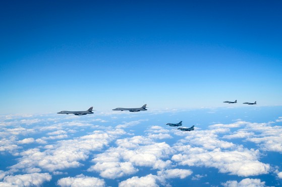 １月１５日、公海で連合空中訓練が実施された。米国のＢ－１Ｂ、日本のＦ－２、韓国のＦ－１５Ｋ編隊（左から）　［写真国防部］