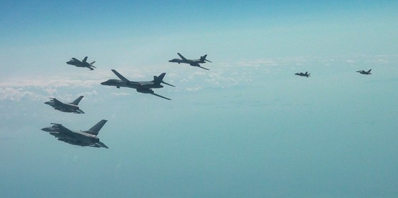 国防部は１５日、米国Ｂ－１Ｂ戦略爆撃機が展開した中で韓米連合空中訓練を実施したと明らかにした。写真は空軍Ｆ－３５Ａ、Ｆ－１６、米国のＦ－１６戦闘機など。　［写真　国防部、ニュース１］