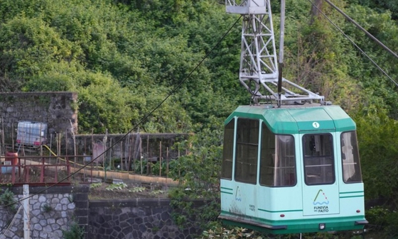 ファイト山頂上まで運行中に停止しているロープウェイの様子。［写真　ＥＰＡ＝聯合ニュース］