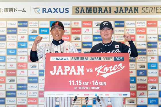 野球韓日戦の記者会見に出席した柳志炫（リュ・ジヒョン）監督（右）と井端弘和監督　［写真　ＫＢＯ］