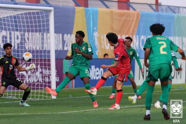 オ・ハラム（中央）が先制ゴールを決めたが、韓国は惜しくもＵ－１７アジアカップ決勝進出に失敗した。　［写真　ＫＦＡ］