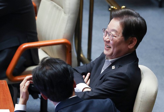 共に民主党の李在明（イ・ジェミョン）大統領選候補（右）が１７日午後、国会本会議場で金民錫（キム・ミンソク）議員と対話している。　イム・ヒョンドン記者