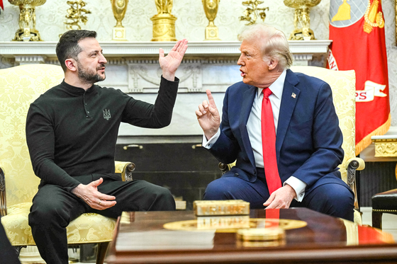 英国のドナルド・トランプ大統領（右）とウクライナのウォロディミル・ゼレンスキー大統領が２月２８日（現地時間）、ホワイトハウス執務室で口論となっている。［写真　ＡＦＰ＝聯合ニュース］