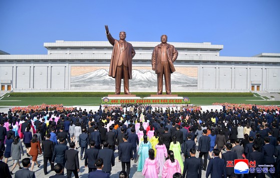 北朝鮮勤労者と人民軍将兵、青少年が１５日、太陽節（金日成主席生誕日）を迎え、各地の金日成（キム・イルソン）主席・金正日（キム・ジョンイル）総書記の銅像を訪れて敬意を表したと、朝鮮中央通信が１６日報じた。　［聯合ニュース］