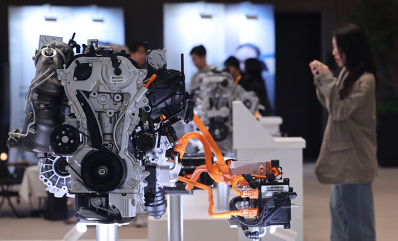 現代自動車が公開した次世代ハイブリッドシステム。［写真　ニュース１］