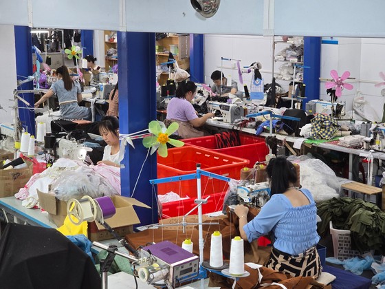 １７日、中国広東省広州市番禺区南村の「シェインビレッジ」で勤労者がファッションプラットホームに納品する超低価格衣類を作っている。　イ・ドソン特派員