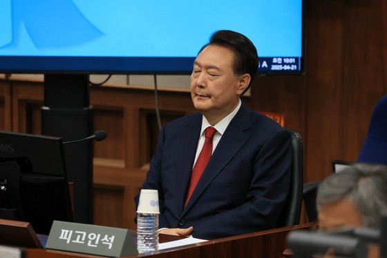 韓国の尹錫悦（ユン・ソクヨル）前大統領が２１日午前、ソウル中央地方法院（地裁）４１７号法廷で開かれた内乱首謀容疑に対する２回目の公判に出席して被告人席に座って裁判開始を待っている。［写真　写真共同取材団］