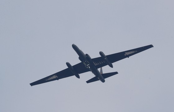 ２０２３年１１月２２日、京畿道平沢市の在韓米軍烏山空軍基地でＵ－２Ｓ高高度偵察機が着陸している。　［ニュース１］