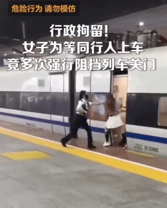 一行が到着しなかったとして高速列車のドアを塞いでいる女性。［写真　ＳＮＳ］  ​