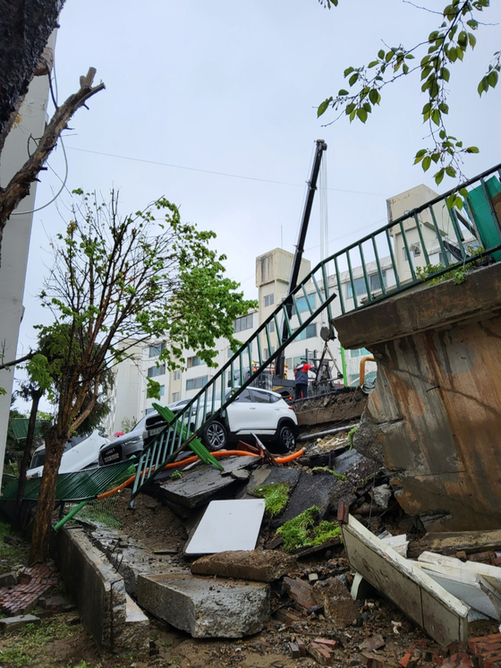   マンション駐車場の擁壁崩壊に巻き込まれた車　［写真　京畿道北部消防災難本部］