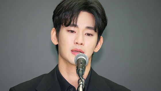 俳優キム・スヒョンが先月３１日午後、ソウル麻浦区（マポグ）のスタンフォードホテルで未成年者だった女優の故キム・セロンさんと交際したという疑惑について立場発表記者会見を行っている。［写真　聯合ニュース］