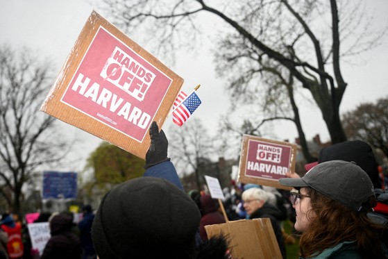 ドナルド・トランプ大統領に反対するデモ隊。［写真　ＲＥＵＴＥＲＳ＝聯合ニュース］
