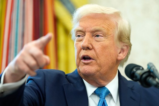 米国のドナルド・トランプ大統領が２２日（現地時間）、ワシントンＤ．Ｃ．のホワイトハウス執務室で開かれたポール・アトキンス証券取引委員会委員長就任宣誓式に出席して取材陣と話をしている。［写真　ＡＰ＝聯合ニュース］