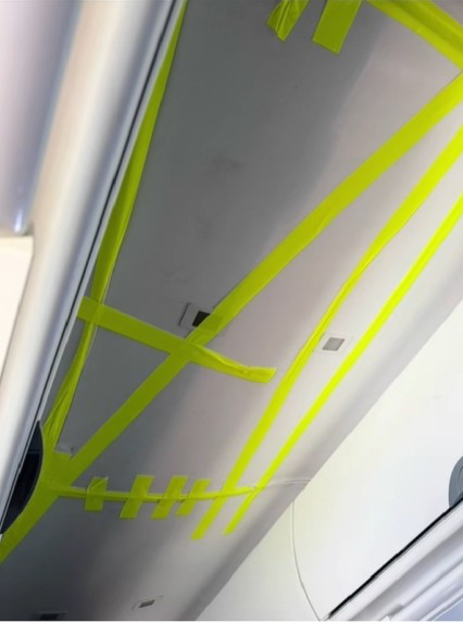 航空機内の天井をテープで固定した様子。［写真　ＳＮＳ］　