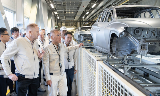  現代自動車グループの鄭義宣会長が昨年９月に欧州の現代自動車チェコ工場（ＨＭＭＣ）を視察している。［写真　現代自動車グループ］