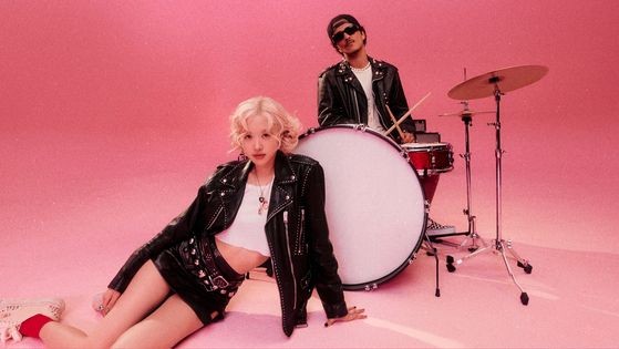 ＢＬＡＣＫＰＩＮＫのロゼとブルーノ・マーズがコラボした『アパート』のティーザー。［写真　ＴＨＥ　ＢＬＡＣＫ　ＬＡＢＥＬ］