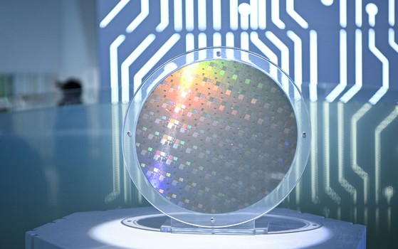 中国広東省広州市の半導体会社粵芯半導体に展示されたウエハー。［写真　新華社＝聯合ニュース］