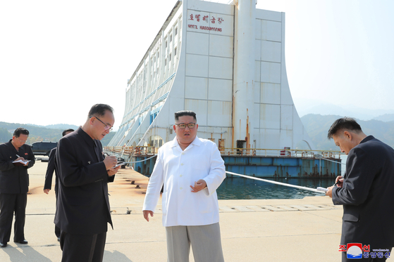 ２０１９年１０月、北朝鮮の金正恩（キム・ジョンウン）国務委員長は金剛山（クムガンサン）観光地区を訪問し、金剛山に設置された韓国側の施設を撤去するよう指示した。　［朝鮮中央通信、聯合ニュース］