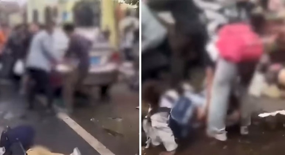   中国の小学校前で車の突進事故が発生した当時の様子［写真　聯合ニュース］