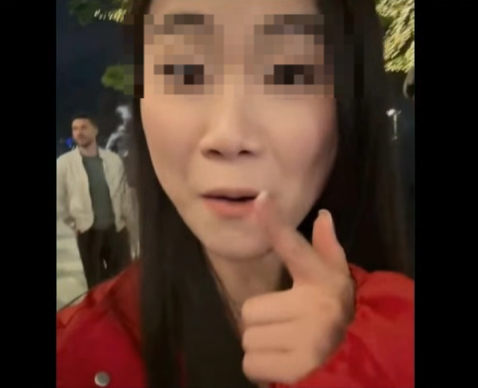 韓国コールドプレイ公演でリストバンドを返却しないように促す中国人女性。［写真　ＳＮＳ］ ​