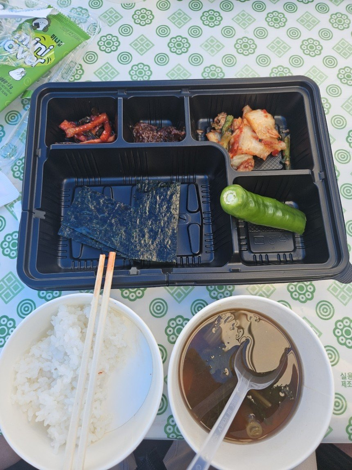 １２００円相当の粗末な弁当。［写真　聯合ニュース］  ​