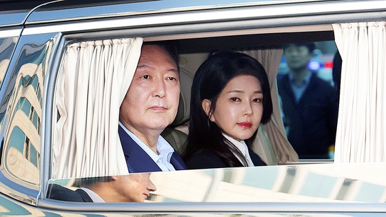 今月１１日、ソウル竜山区漢南洞（ヨンサング・ハンナムドン）官邸を離れて瑞草洞（ソチョドン）の私邸に移る尹錫悦（ユン・ソクヨル）前大統領夫妻　チョン・ミンギュ記者