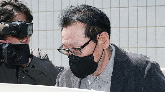 巫俗人「コンジン法師」ことチョン・ソンベ氏（６４）が７日、ソウル陽川区（ヤンチョング）南部地裁で開かれた不法政治資金授受疑惑関連の裁判を終えて裁判所庁舎を出て車両に乗り込もうとしている。［写真　聯合ニュース］