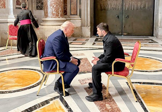 フランシスコ教皇の葬儀ミサ出席のため２６日にバチカンを訪問したトランプ米大統領（左）とウクライナのゼレンスキー大統領が葬儀ミサの前にサンピエトロ大聖堂で会談している。［写真　ＥＰＡ＝聯合ニュース］
