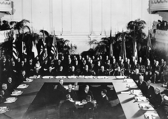 第１次世界大戦の戦勝国である米英日仏伊が参加した１９２２年のワシントン海軍軍縮条約式。この時、英国は今後独占的地位を維持するのが不可能だとみて米国が共同１位の海軍国になることに同意した。［写真　ウィキペディア］