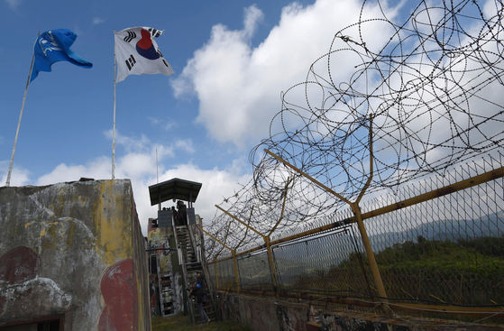 江原道鉄原（チョルウォン）ファサルモリ高地ＧＰにはためく太極旗と国連旗　［ニュース１］
