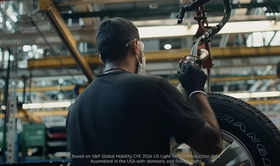 フォードが今月初めから米国内で流しているテレビ広告。白人労働者が米国内のフォード工場で自動車を組み立てている。［ユーチューブ　キャプチャー］