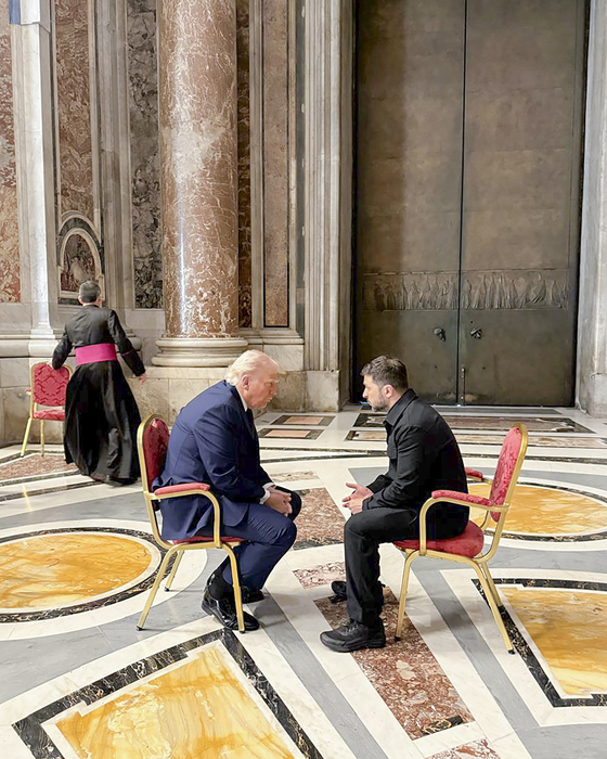   バチカンのサンピエトロ聖堂で対話するトランプ大統領とゼレンスキー大統領　［写真　ＥＰＡ＝聯合ニュース］