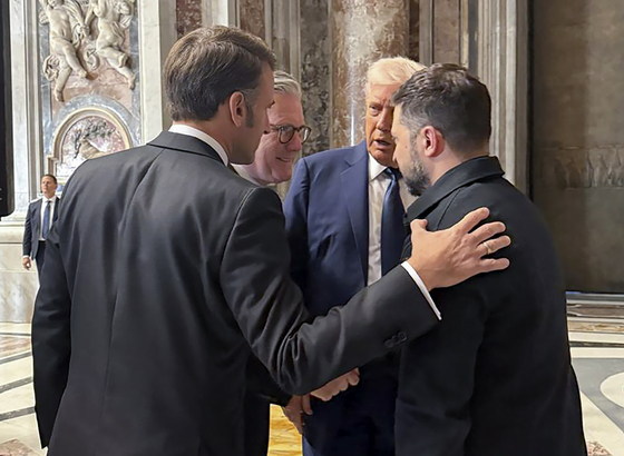 教皇の葬儀の前にサンピエトロ大聖堂で会ったマクロン大統領、スターマー首相、トランプ大統領、ゼレンスキー大統領（左から）　［写真　ＥＰＡ＝聯合ニュース］