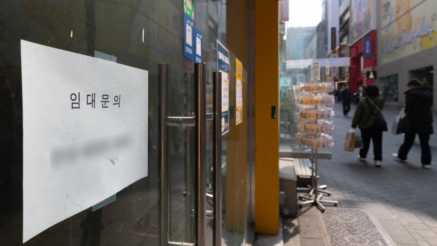空き店舗が目立つソウル中区（チュング）のある商店街に賃貸問い合わせの案内が張り出されている。［写真　ニュース１］
