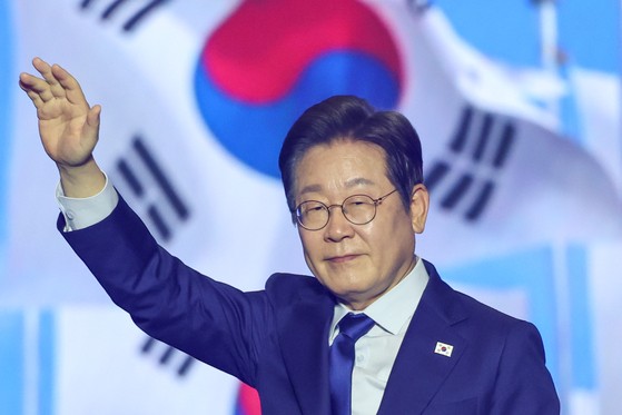 李在明（イ・ジェミョン）共に民主党第２１代大統領選挙候補が２７日、京畿道高陽市（キョンギド・コヤンシ）の韓国国際展示場（ＫＩＮＴＥＸ）で最終候補に選出された後、受諾演説の前にあいさつしている。　［ニュース１］
