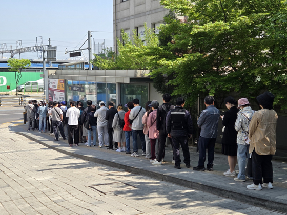 ２８日午前１０時３０分、鷺梁津（ノリャンジン）駅付近のＳＫテレコム直営店に市民がＵＳＩＭ交換のために待機している。約１７０人余りが並んだ列は付近の路地まで続いた。パク・ジョンソ記者