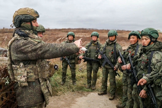   ロシア指揮官の指示を聞く北朝鮮軍　［タス＝聯合ニュース］