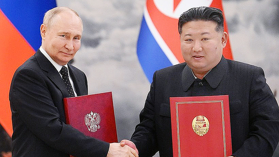 昨年６月１９日、「包括的戦略パートナーシップ条約」に署名したロシアのプーチン大統領（左）と北朝鮮の金正恩（キム・ジョンウン）国務委員長　［写真　ＥＰＡ＝聯合ニュース］