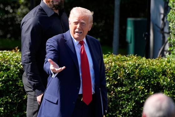  トランプ米国大統領が２８日にホワイトハウスで米プロフットボール（ＮＦＬ）優勝チームのフィラデルフィア・イーグルスの選手団と会っている。［写真　ＡＰ＝聯合ニュース］