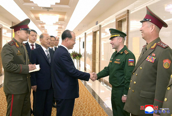 北朝鮮軍総政治局のパク・ヨンイル副局長を団長とする朝鮮人民軍代表団がロシアで開催される第３次国際反ファシズム大会に出席するため２８日に平壌を出発したと、朝鮮中央通信が２９日報じた。　［朝鮮中央通信、聯合ニュース］