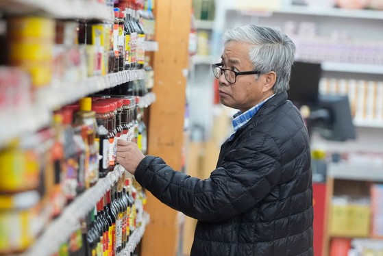 米国テキサス州のある店で男性が輸入調味料を見ている。［写真　ＡＰ＝聯合ニュース］