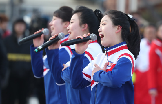 ２０１８年の平昌（ピョンチャン）オリンピック（五輪）の際に韓国を訪れた北朝鮮の応援団が『お会いできて嬉しいです』を歌っている。　［中央フォト］