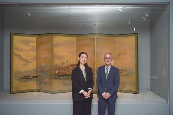 ソウル歴史博物館の朝鮮通信使展示「心のつきあい、余韻が波のように」に寄与した辛基秀さんの娘の辛理華プロデューサー（左）と大阪歴史博物館の大沢研一館長。辛基秀さんは在日同胞史学者として朝鮮通信使の歴史を研究し世に知らせた。［写真　ソウル歴史博物館］