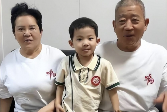 ６７歳で自然妊娠して娘を育てる夫婦の様子。［写真　ＳＮＳ］　  ​