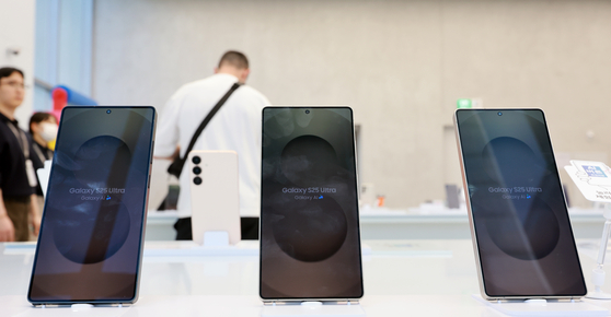 サムスン電子が１－３月期に過去最大の四半期売り上げを記録した。ソウルのフラッグシップストア「サムスン江南」に展示されたギャラクシーＳ２５シリーズ。［写真　聯合ニュース］