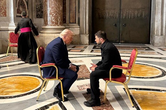 ２６日、バチカンのサンピエトロ聖堂で対話をする米国のトランプ大統領とウクライナのゼレンスキー大統領。対話の直後、トランプ大統領はロシアのプーチン大統領に「戦争をやめる考えがないようだ」と警告した。　［ＥＰＡ＝聯合ニュース］